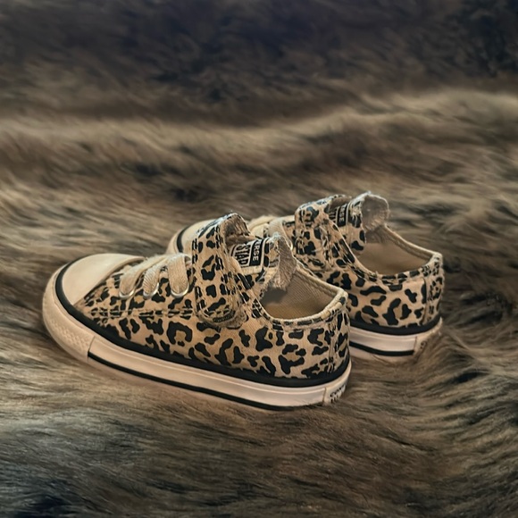 Converse all star girls size 5 low top leopard print converse w/ Velcro - Picture 1 of 5
